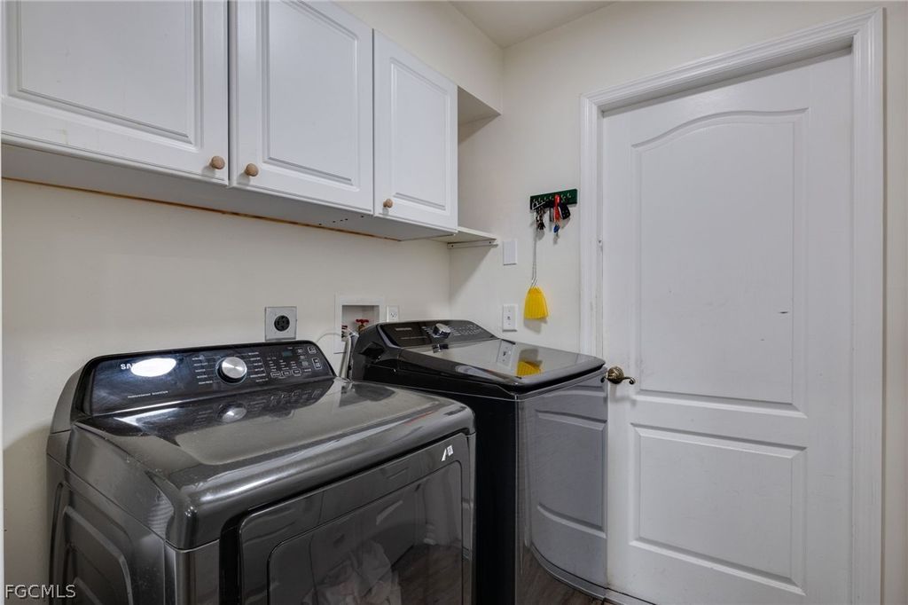 Image 16 of property listing at 1707 SW 3rd ST, Cape Coral, FL 33991