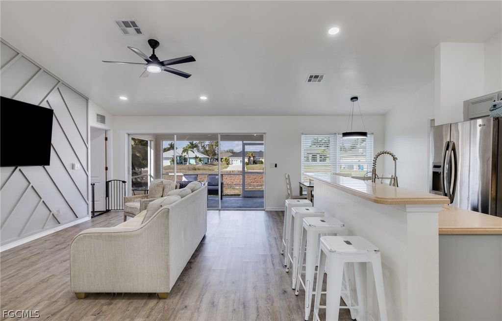 Image 4 of property listing at 1707 SW 3rd ST, Cape Coral, FL 33991