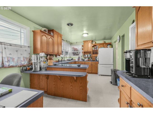 580 N SHERIDAN St, Mt Angel, OR 97362