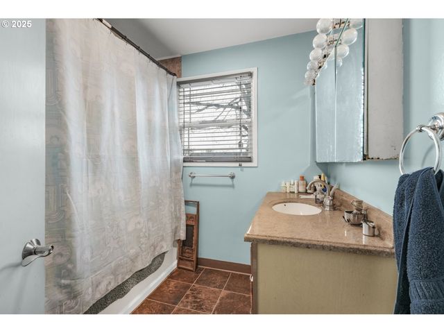 580 N SHERIDAN St, Mt Angel, OR 97362