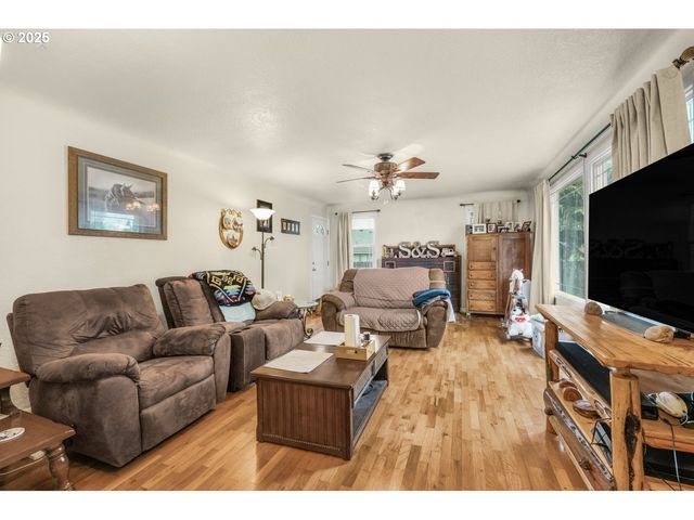 580 N SHERIDAN St, Mt Angel, OR 97362