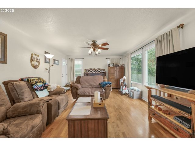 580 N SHERIDAN St, Mt Angel, OR 97362