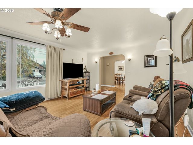 580 N SHERIDAN St, Mt Angel, OR 97362