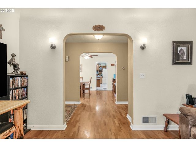 580 N SHERIDAN St, Mt Angel, OR 97362