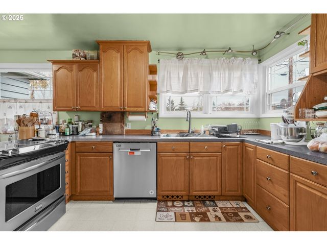 580 N SHERIDAN St, Mt Angel, OR 97362