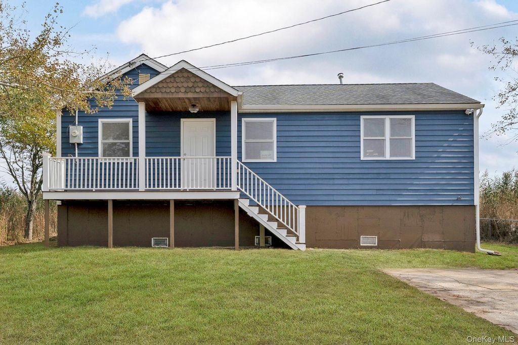 17 Bellport Road, Mastic Beach, NY 11951