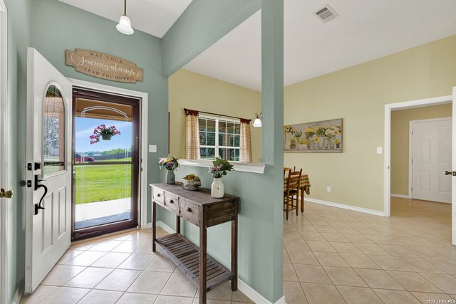 175 CREEKWOOD DR, Gonzales, TX 78629
