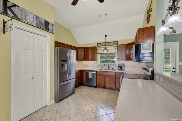 175 CREEKWOOD DR, Gonzales, TX 78629