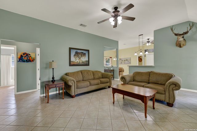 175 CREEKWOOD DR, Gonzales, TX 78629