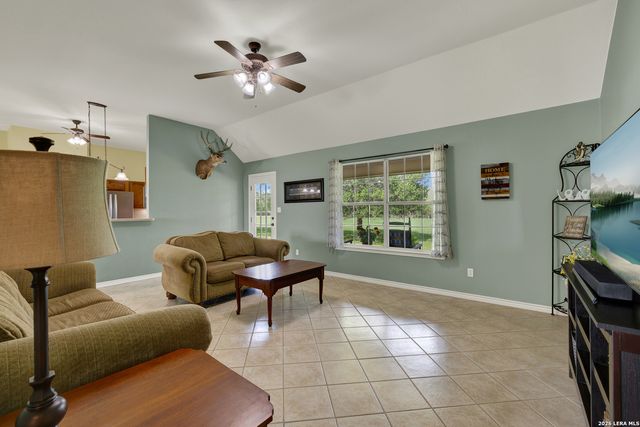175 CREEKWOOD DR, Gonzales, TX 78629