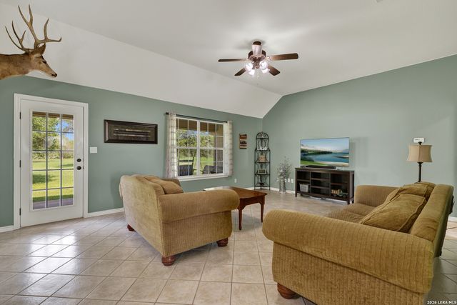 175 CREEKWOOD DR, Gonzales, TX 78629
