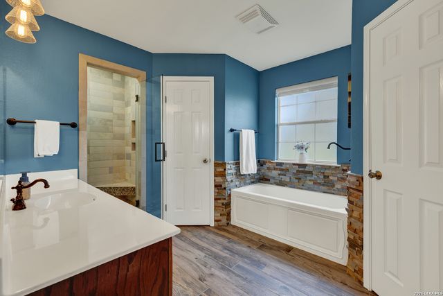 175 CREEKWOOD DR, Gonzales, TX 78629