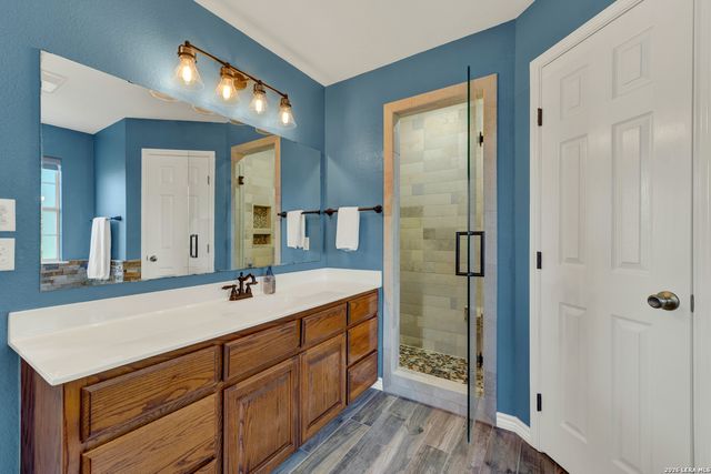 175 CREEKWOOD DR, Gonzales, TX 78629