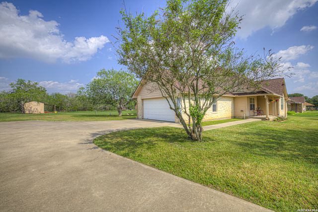 175 CREEKWOOD DR, Gonzales, TX 78629