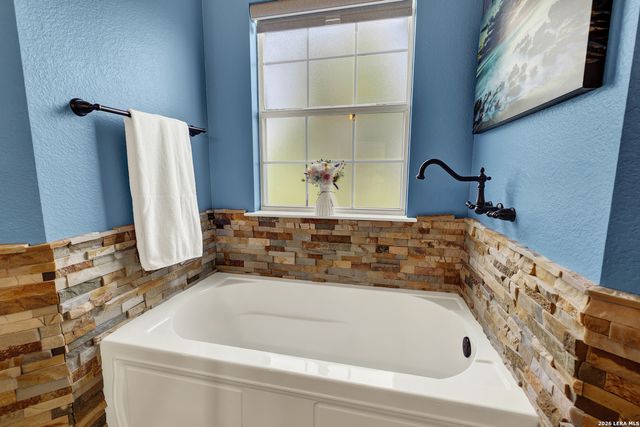 175 CREEKWOOD DR, Gonzales, TX 78629