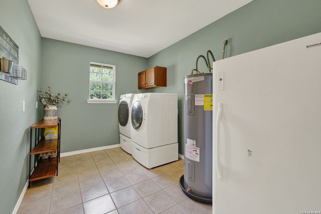 175 CREEKWOOD DR, Gonzales, TX 78629