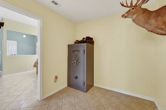 175 CREEKWOOD DR, Gonzales, TX 78629