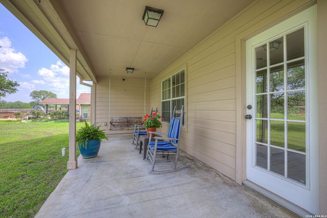 175 CREEKWOOD DR, Gonzales, TX 78629