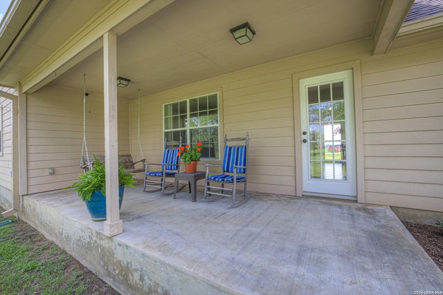 175 CREEKWOOD DR, Gonzales, TX 78629