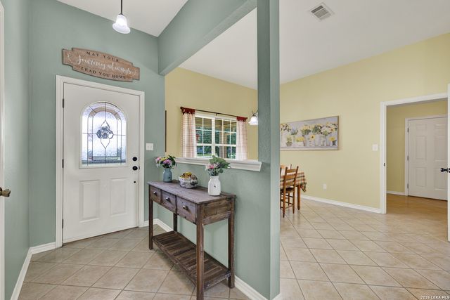 175 CREEKWOOD DR, Gonzales, TX 78629