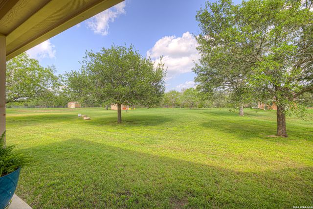 175 CREEKWOOD DR, Gonzales, TX 78629