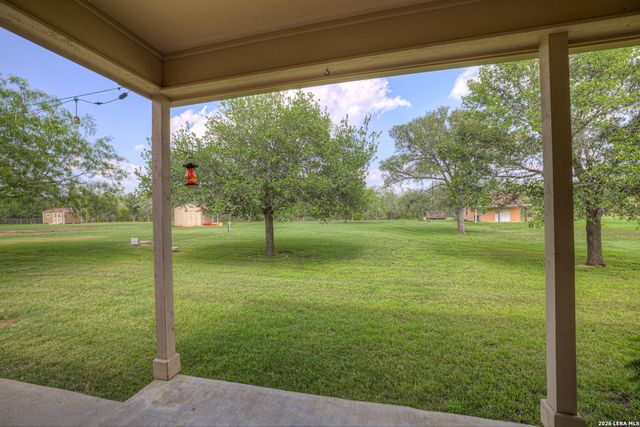 175 CREEKWOOD DR, Gonzales, TX 78629
