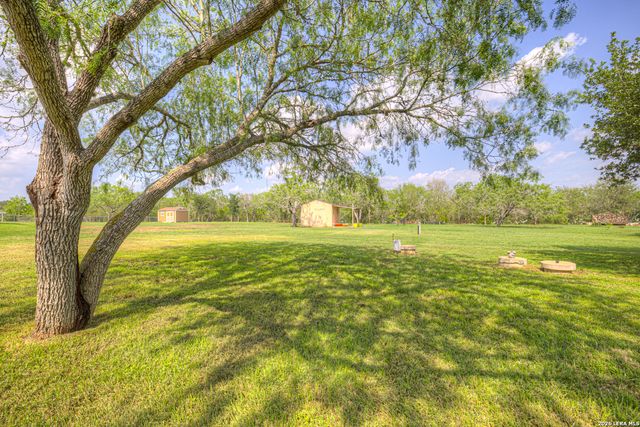 175 CREEKWOOD DR, Gonzales, TX 78629