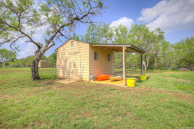 175 CREEKWOOD DR, Gonzales, TX 78629