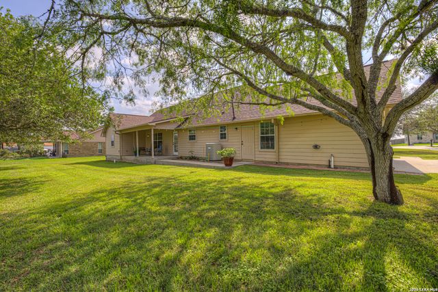 175 CREEKWOOD DR, Gonzales, TX 78629