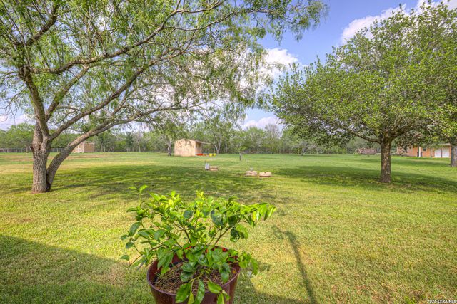 175 CREEKWOOD DR, Gonzales, TX 78629