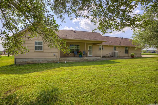 175 CREEKWOOD DR, Gonzales, TX 78629