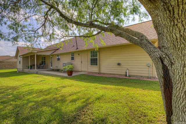 175 CREEKWOOD DR, Gonzales, TX 78629