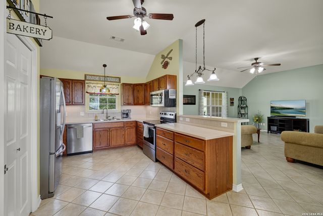 175 CREEKWOOD DR, Gonzales, TX 78629