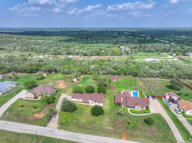 175 CREEKWOOD DR, Gonzales, TX 78629