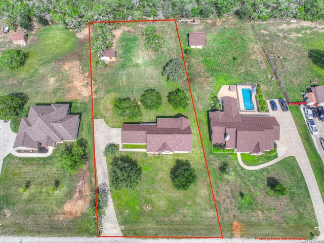 175 CREEKWOOD DR, Gonzales, TX 78629