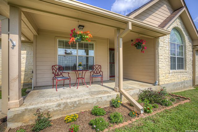 175 CREEKWOOD DR, Gonzales, TX 78629