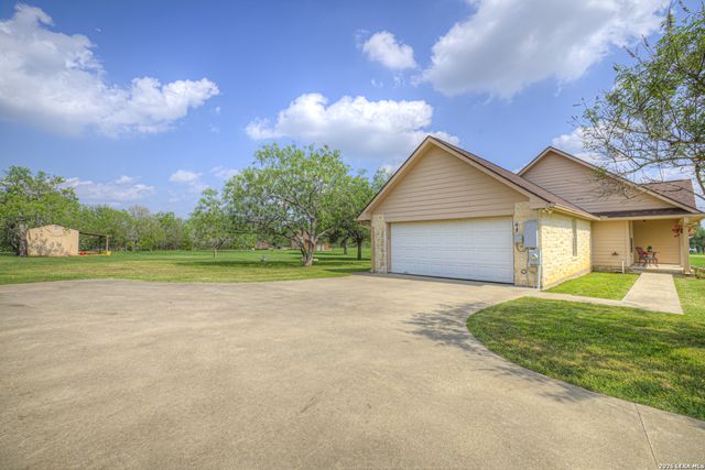 175 CREEKWOOD DR, Gonzales, TX 78629