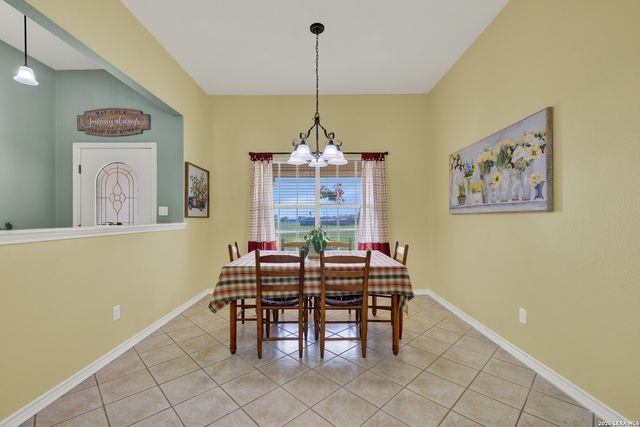 175 CREEKWOOD DR, Gonzales, TX 78629
