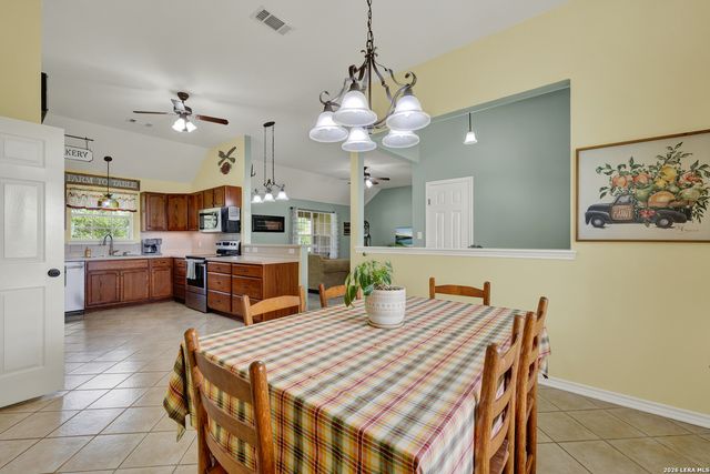 175 CREEKWOOD DR, Gonzales, TX 78629