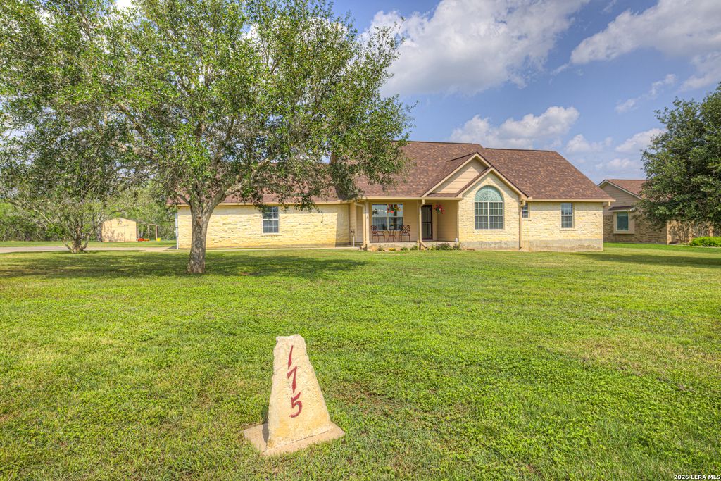 175 CREEKWOOD DR, Gonzales, TX 78629