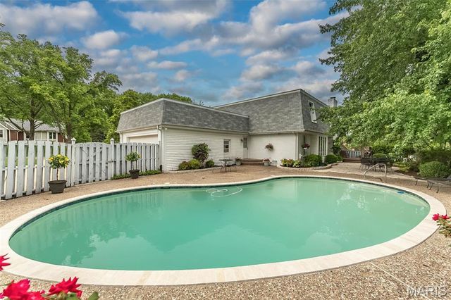 15166 Chamisal Drive, Chesterfield, MO 63017