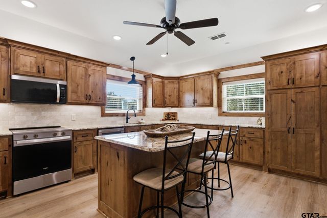 15099 Fargo Dr, Chandler, TX 75758