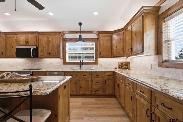 15099 Fargo Dr, Chandler, TX 75758