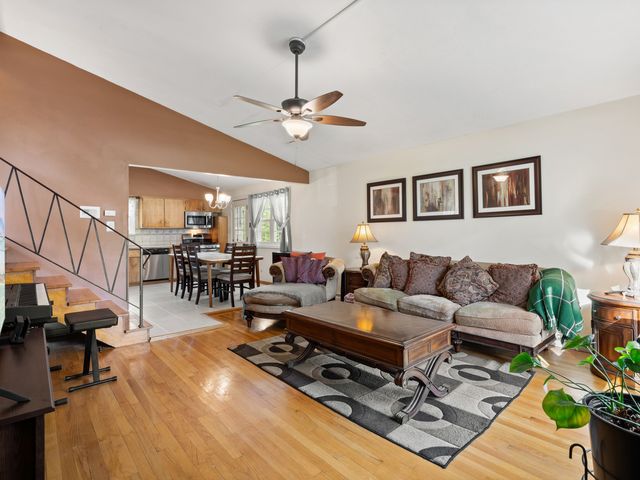 82 S Lodge Lane, Lombard, IL 60148