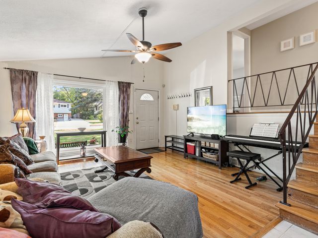 82 S Lodge Lane, Lombard, IL 60148