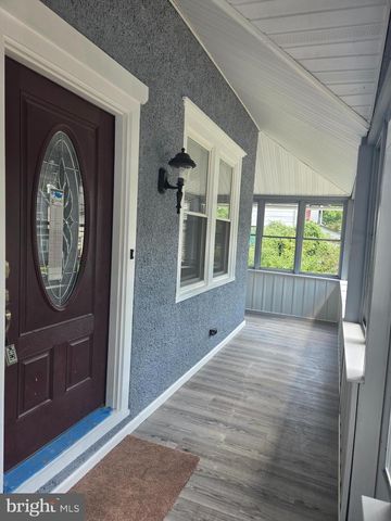 63 W GREENWOOD AVE, Lansdowne, PA 19050