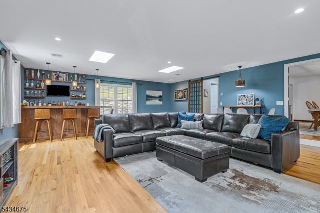 12 Cork Hill Rd, Ogdensburg Boro, NJ 07439