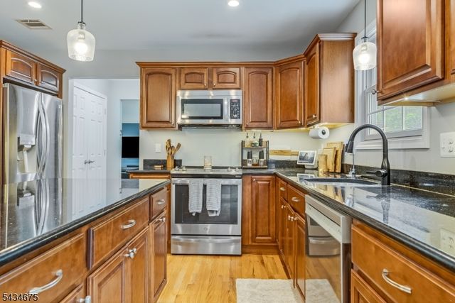 12 Cork Hill Rd, Ogdensburg Boro, NJ 07439