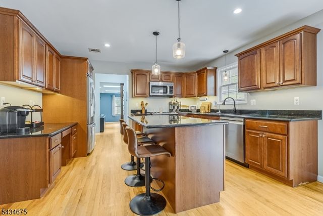 12 Cork Hill Rd, Ogdensburg Boro, NJ 07439