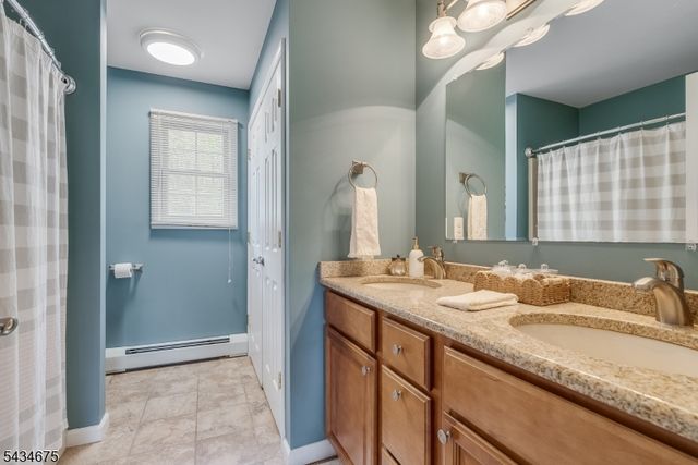 12 Cork Hill Rd, Ogdensburg Boro, NJ 07439